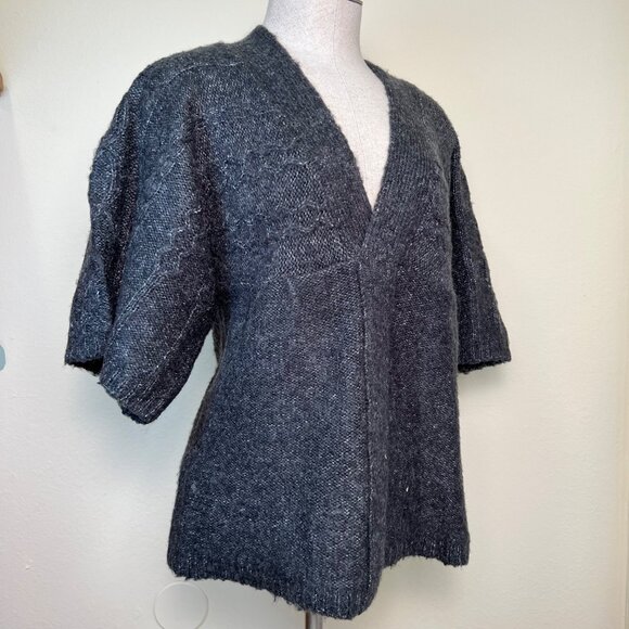 ROMEO & JULIET COUTURE Gray Short Sleeve Deep V-Neck Sweater Top Size Large - Picture 2 of 7